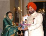  receive Padma Vibhushan in Rashtrapati Bhavan, New Delhi on 7th April 2010 (6).jpg
